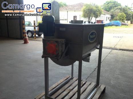 Horizontal mixer to homogenize solid powder products