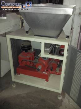 Feeder with mixer and screw conveyor for Triblender type masses