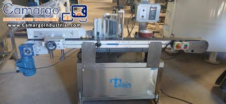 Automatic self-adhesive labeling machine for cylindrical bottles