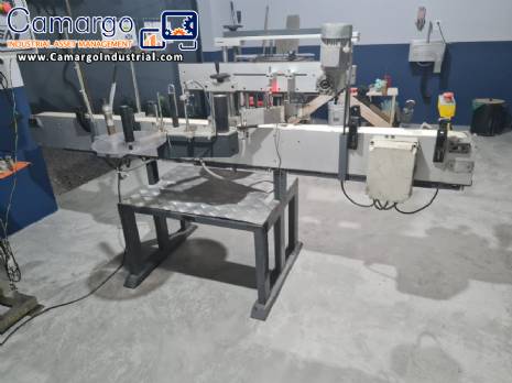 Automatic labeling machine for bottles, jars, and containers, for self-adhesive labels.