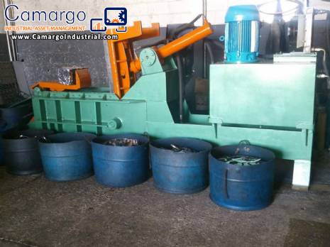 Hydraulic press to make bales