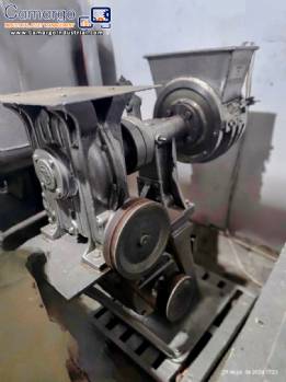 Rotary granulator for powders and granules.