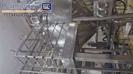 Stainless steel surge tank with agitator, 2000 liters.