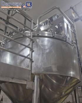 Stainless steel surge tank with agitator, 2000 liters.
