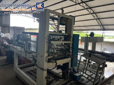 Automatic baling machine with shrink tunnel for bottles and jars in bales.