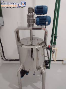 Jacketed tank reactor for mixing cosmetics