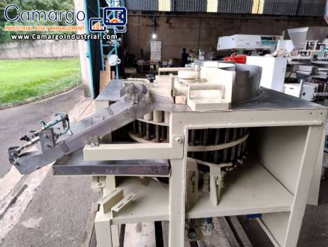 Semi-automatic pa�oca cork press